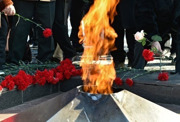 Вечный огонь на Братском кладбище Новочеркасска отключат из-за вандалов, жарящих на нем картошку