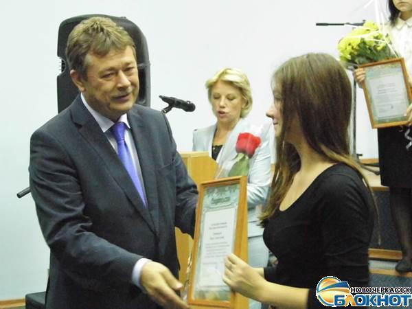 В Новочеркасске 22 школьников наградили стипендией мэра
