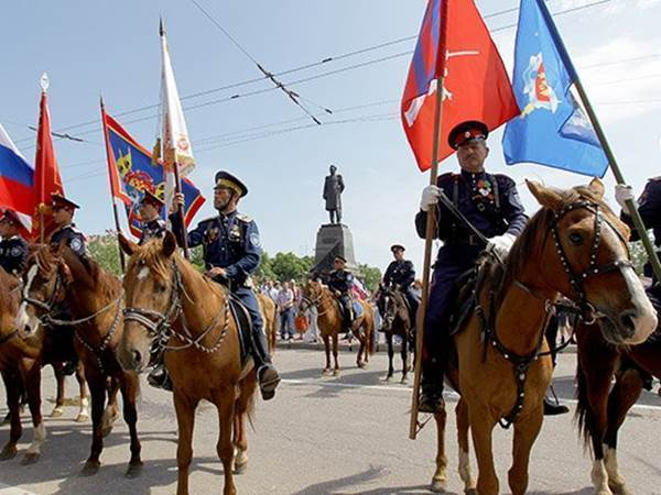 Новочеркасские казаки завершили конный переход Волгоград-Севостополь в День России