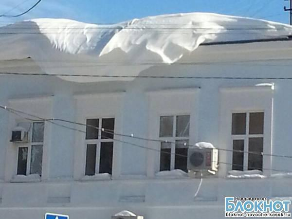 С крыши главпочтамта Новочеркасска свисает метровый сугроб