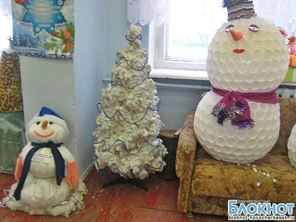В Новочеркасске открылась выставка новогодних елок из конфет, бубликов и других подручных материалов
