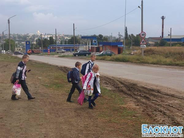 В Новочеркасске ученики школы №12 добираются до классов по колено в грязи
