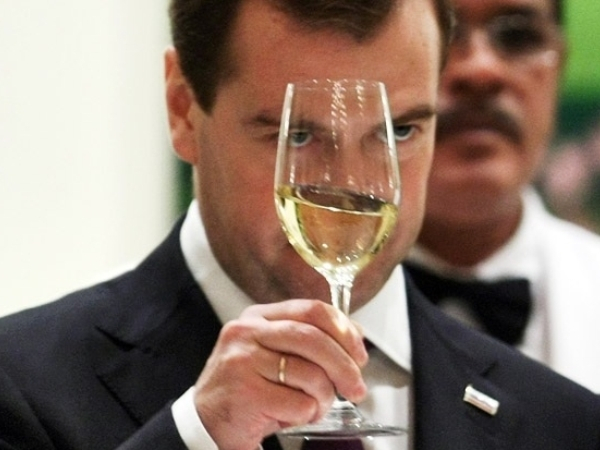 Государство будет регулировать цены на вино и шампанское