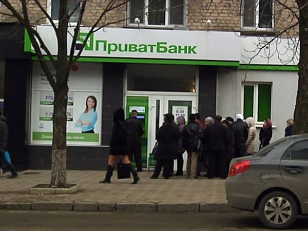 Украинский «Приватбанк» заблокировал все кредитные карты россиян