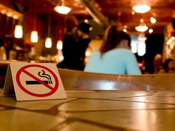 С 1 июня будет запрещено курить в барах, кафе и ресторанах