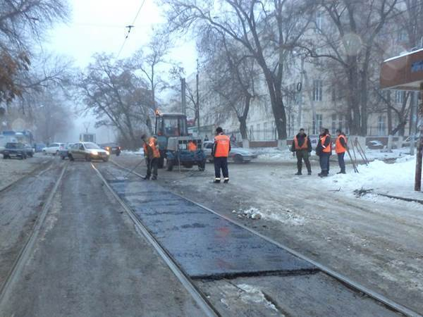 В Новочеркасске кладут асфальт в снег