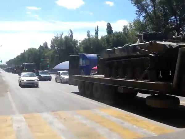 По территории Ростовской области в сторону границы с Украиной движется военная техника (ВИДЕО)