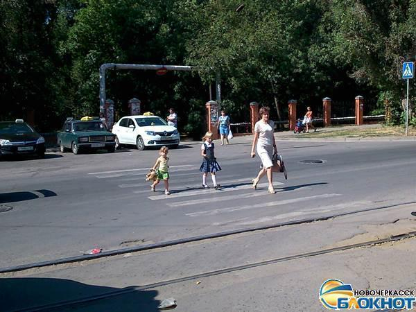 В Новочеркасске на улице Первомайской напротив детской больницы устанавливают светофор