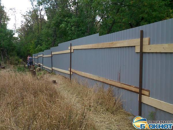 В Новочеркасске место строительства второго детского сада обнесли забором