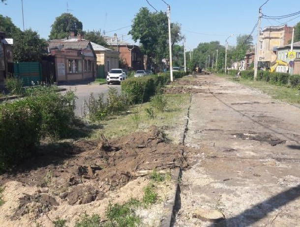 Деревья и кустарники спилили городские власти на улице Просвещения Новочеркасска