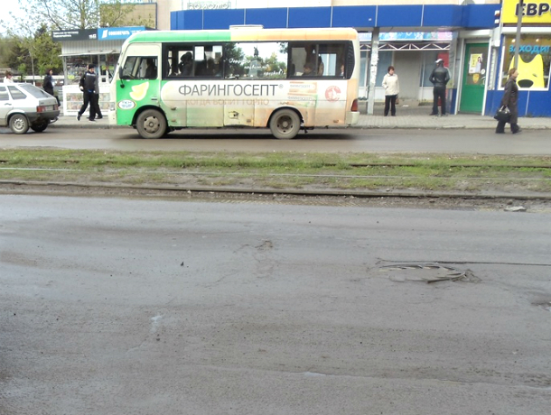 Асфальт на «забытой» властями улице Новочеркасска пришел в катастрофическое состояние