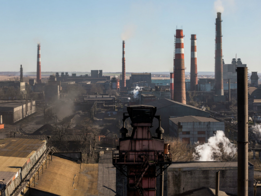 На электродном заводе в Новочеркасске произошла авария. Серьезные ожоги получили двое рабочих