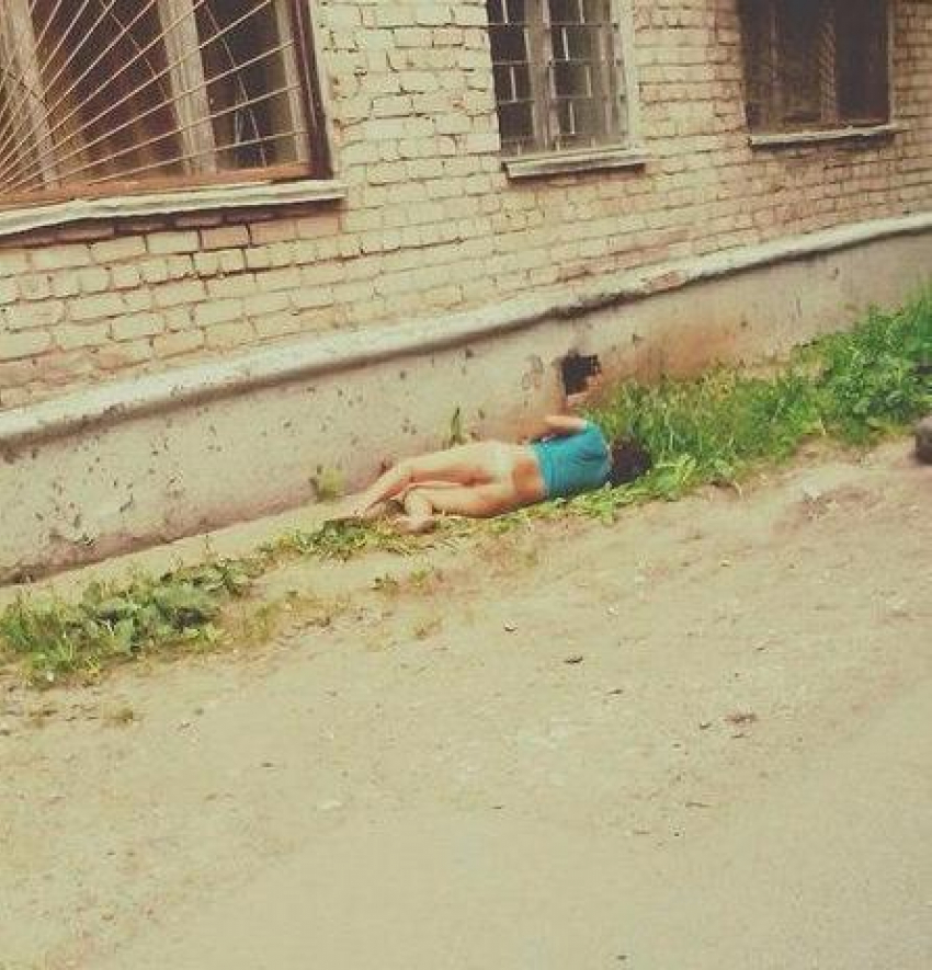 Полуголая девушка встретила утро под фасадом дома в Новочеркасске