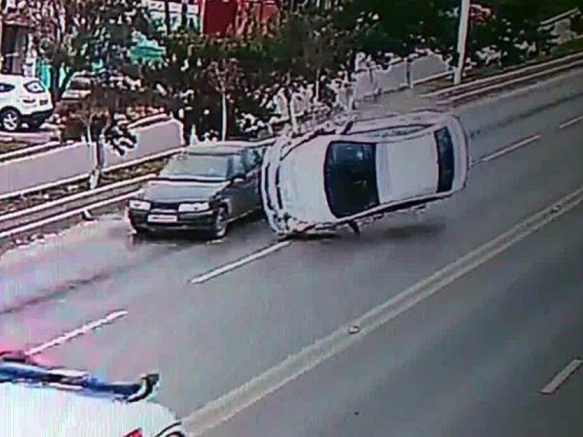 Эксклюзивное видео ДТП на спуске Герцена в Новочеркасске