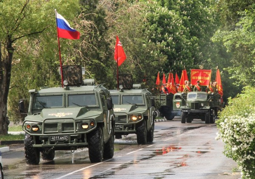 В Новочеркасске прошли возложение цветов и парад военной техники
