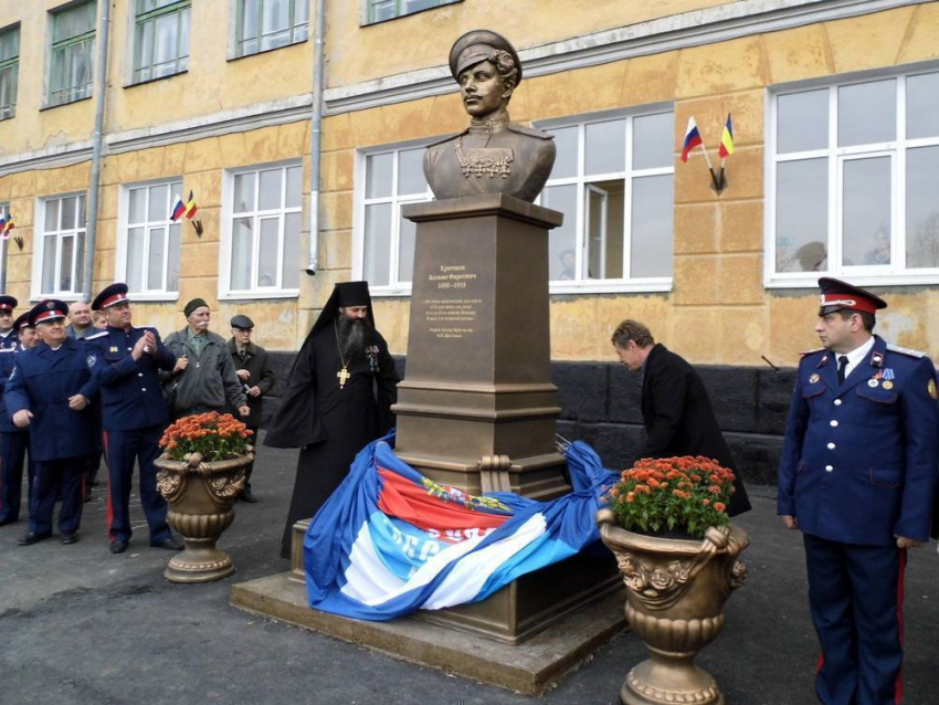 В новочеркасской школе открыли памятник Козьме Крючкову