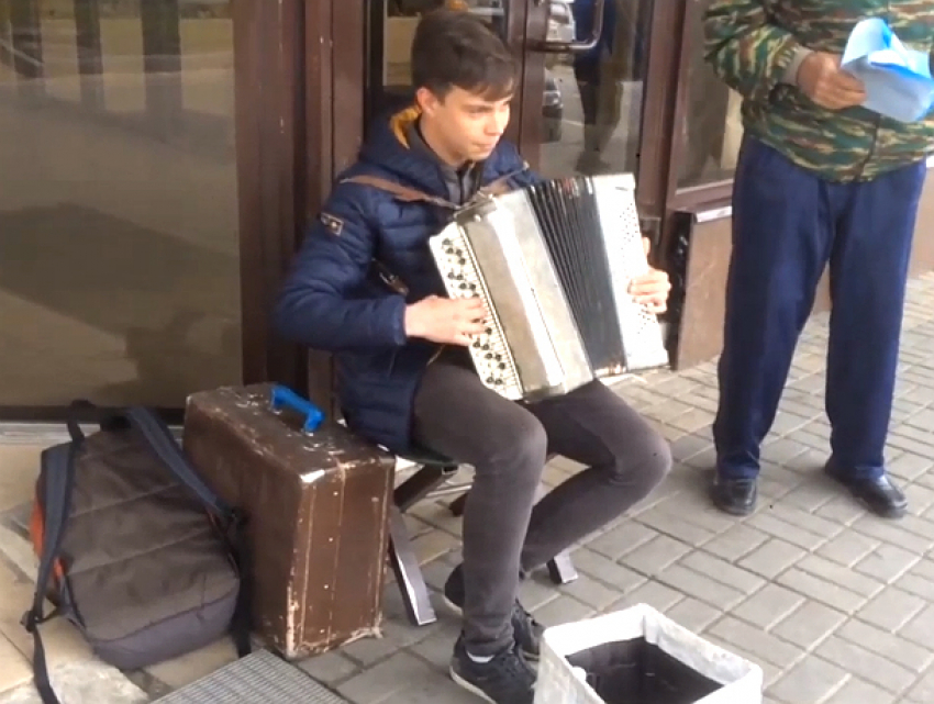 Уличного музыканта в Новочеркасске потрясла игра 18-летнего парня на его баяне