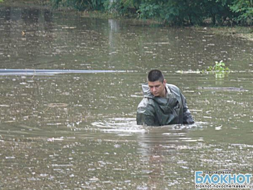 В Новочеркасске МЧС откачивает воду и вызволяет людей из плена стихии. ВИДЕО