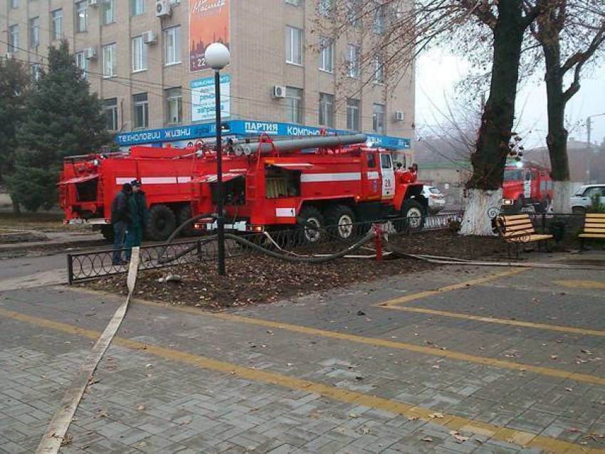 Новочеркасские пожарные тушат учебный пожар