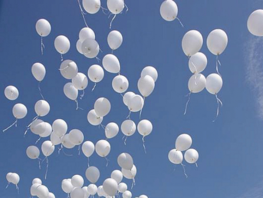 В память о погибших в Кемерово детях, в небо Новочеркасска взлетят белые шары