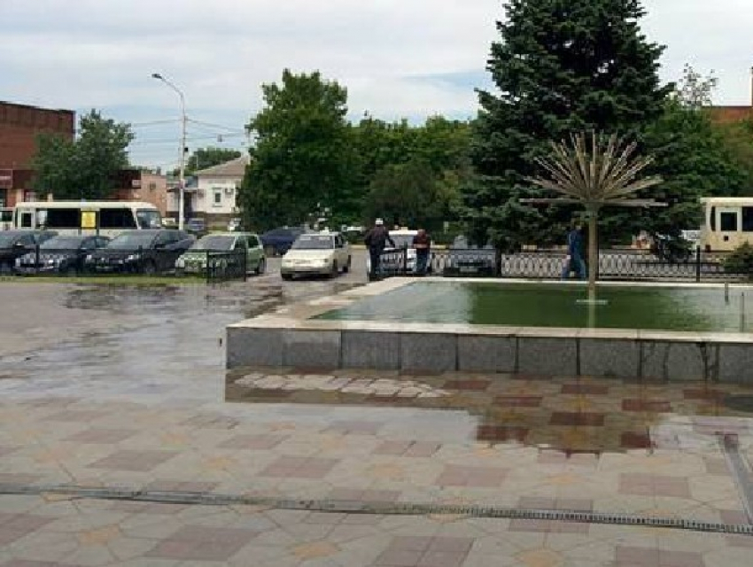 Фонтан на центральной площади Новочеркасска переполнился и затопил тротуары