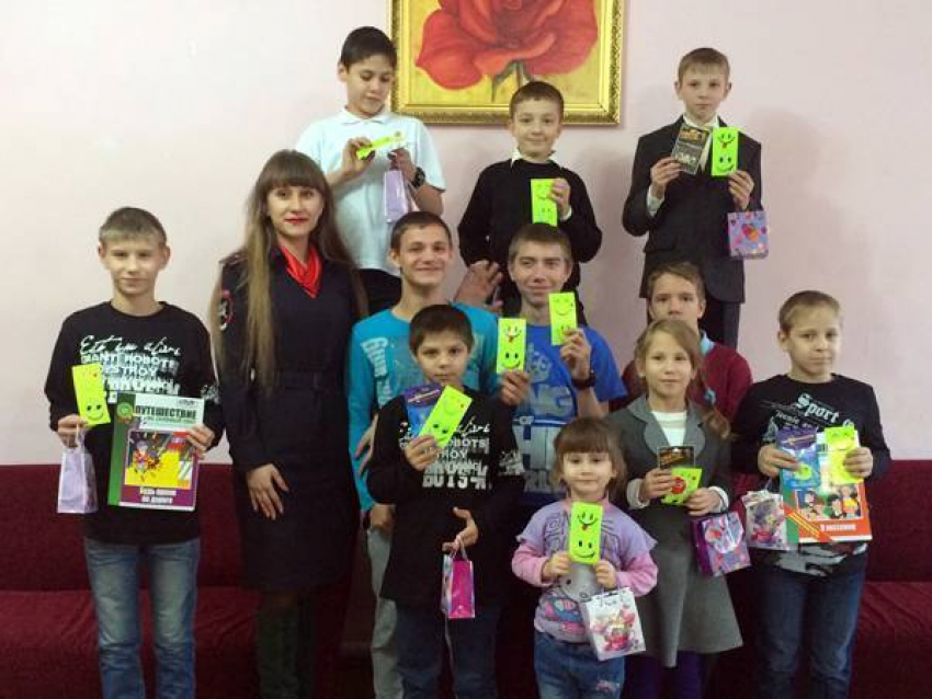 Новочеркасские автоинспекторы подарили детдомовцам светоотражающие смайлики