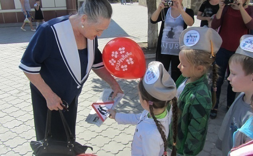 В Новочеркасске пожилым прохожим подарили воздушные шары