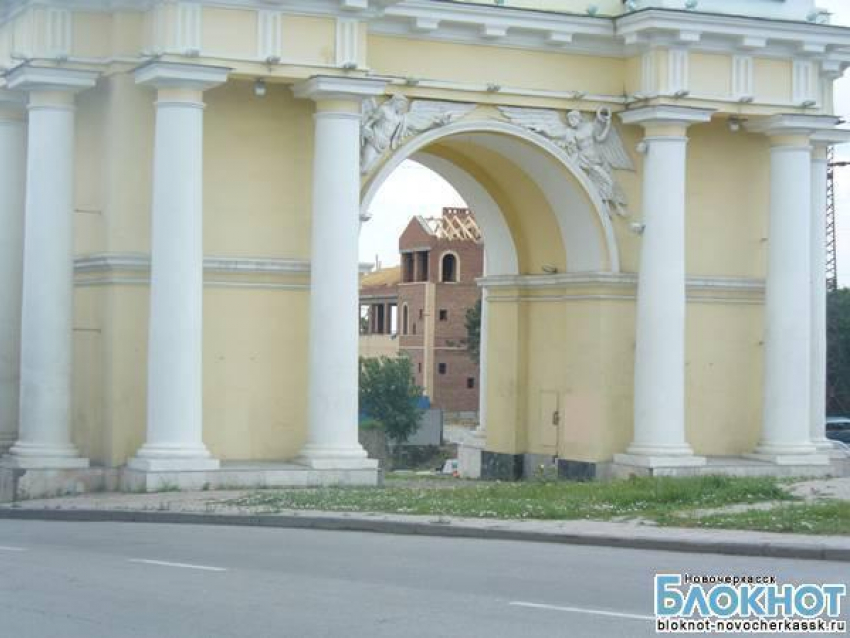 Телефон наркоторговцев на Триумфальной арке Новочеркасска закрасили розовым цветом