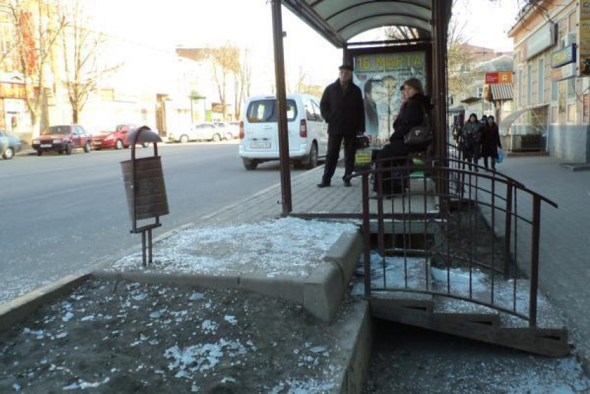 Вандалы разгромили автобусную остановку