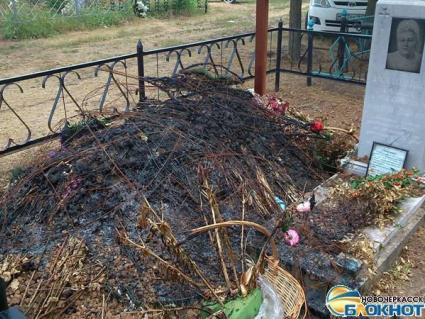 На новочеркасском кладбище двое неизвестных поджигают свежие могилы