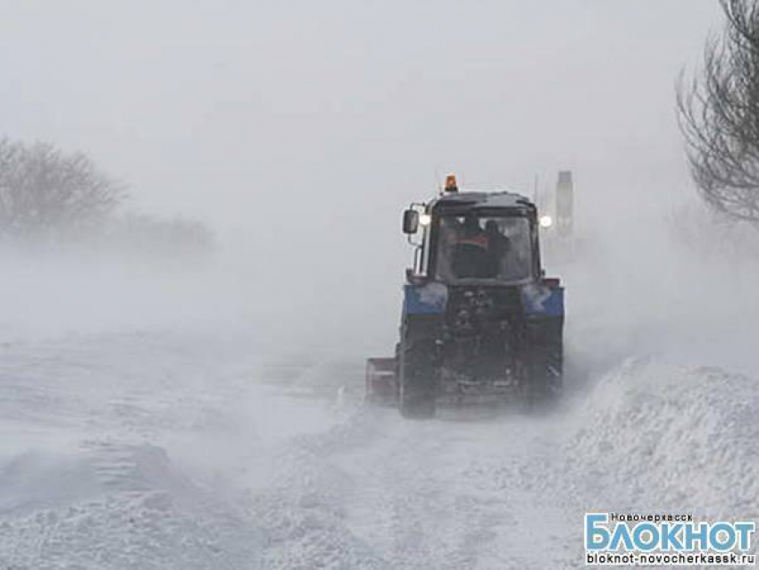 На окраины Новочеркасска хлеб доставляют с помощью тракторов