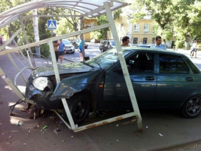 "Приора» с пьяными пассажирами вдребезги разнесла автобусную остановку в Новочеркасске