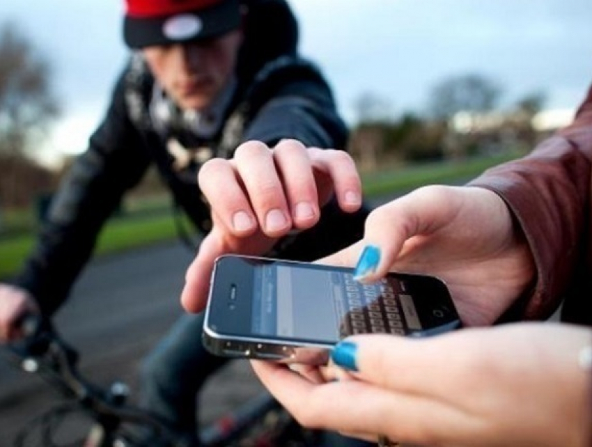 Жительницу Новочеркасска ограбили на улице средь бела дня