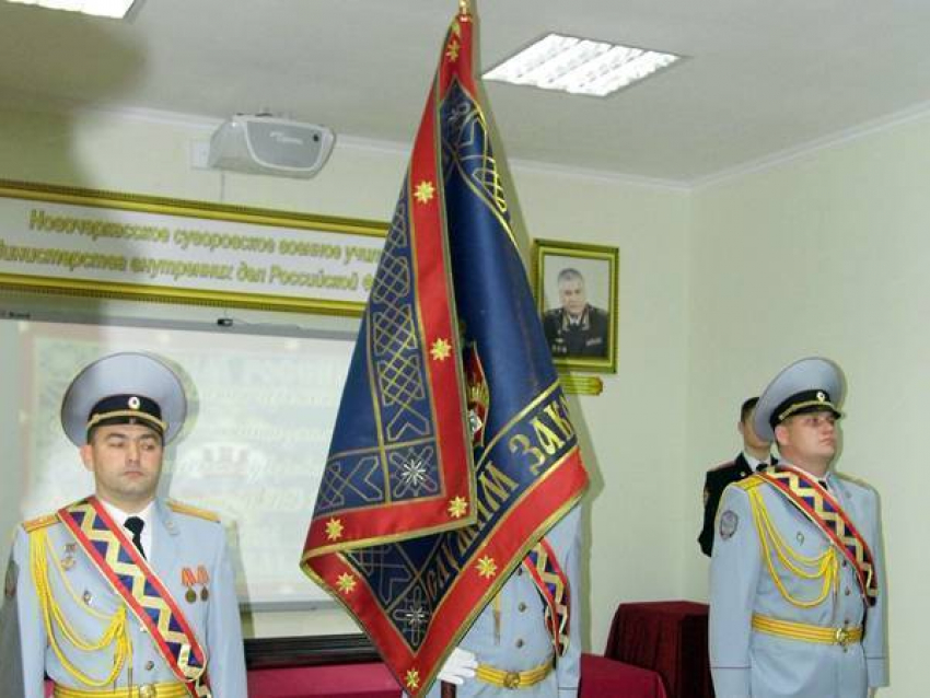 В новочеркасском суворовском училище МВД появилось новое знамя