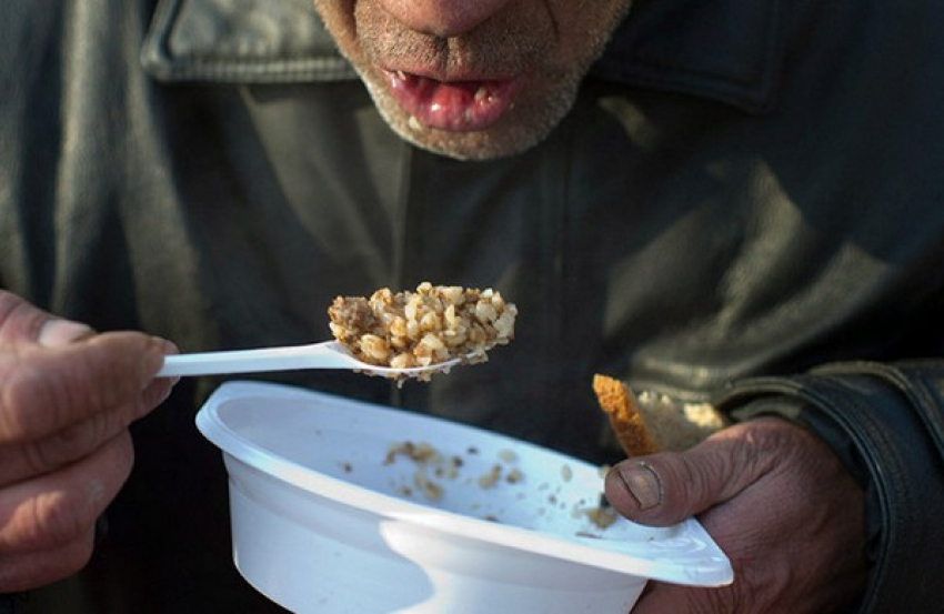 Вид голодного. Еда для бездомных. Еда бомжей.