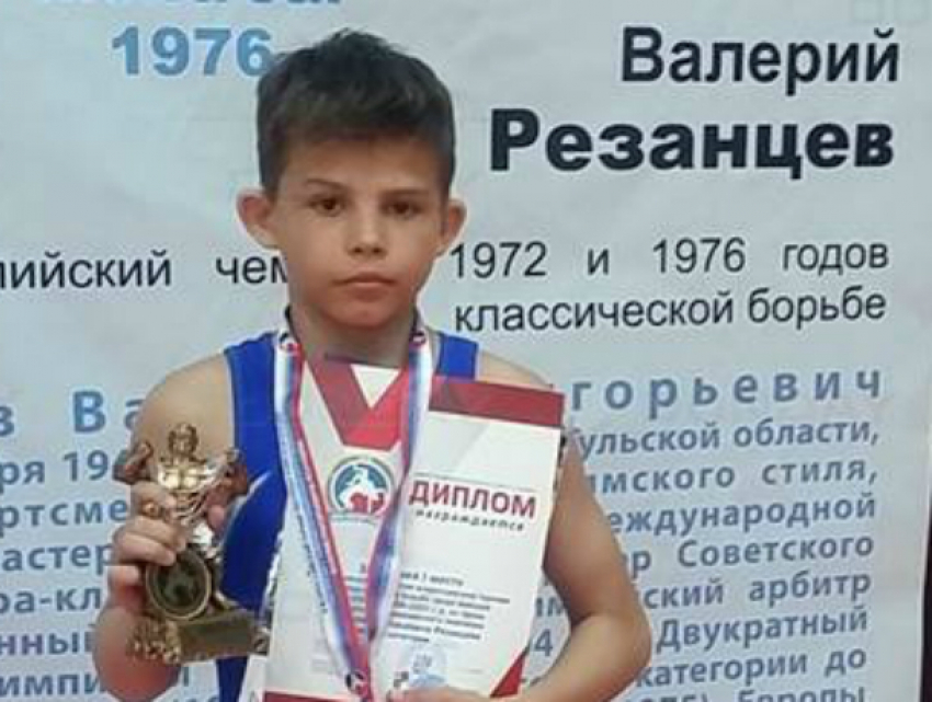 Юный новочеркасец Артем Петров завоевал золото всероссийского турнира по греко-римской борьбе 