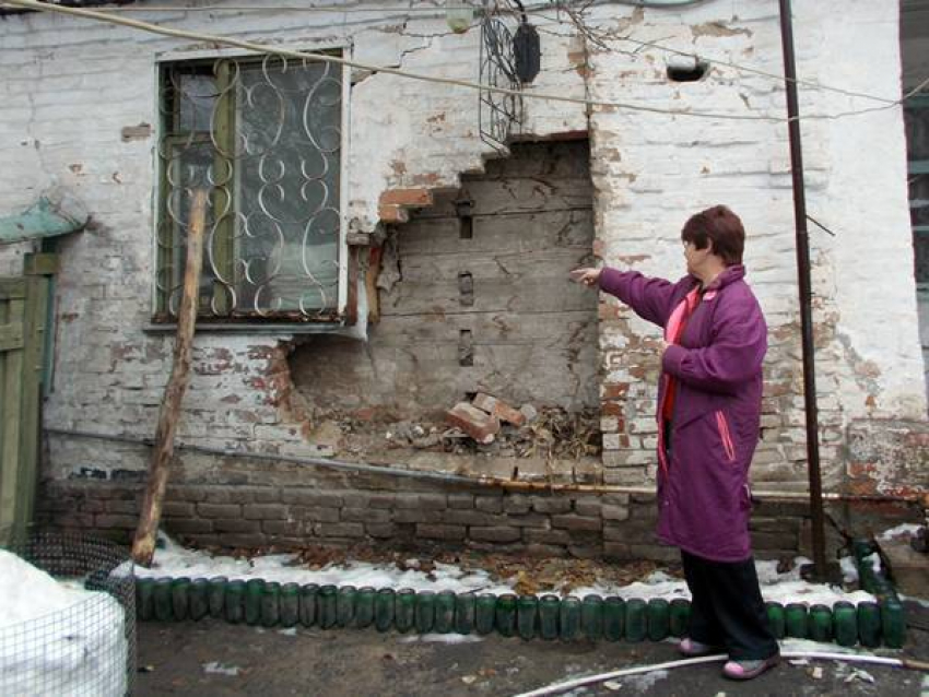 Новочеркасские чиновники три месяца дают отписки жительнице разрушающегося дома