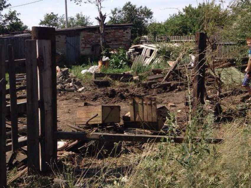 В жилой дом в российском Донецке со стороны Украины попал снаряд - один погиб, трое ранены