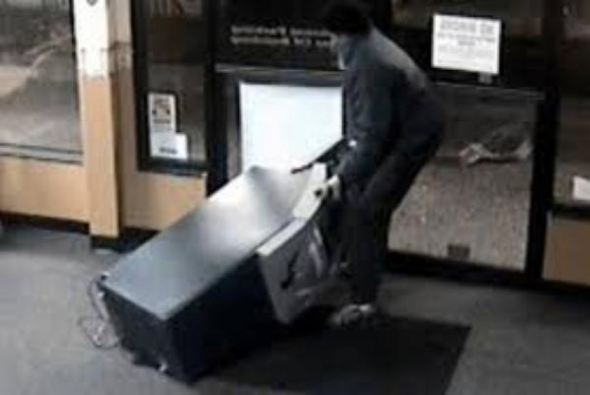 В Новочеркасске злоумышленники украли банкомат