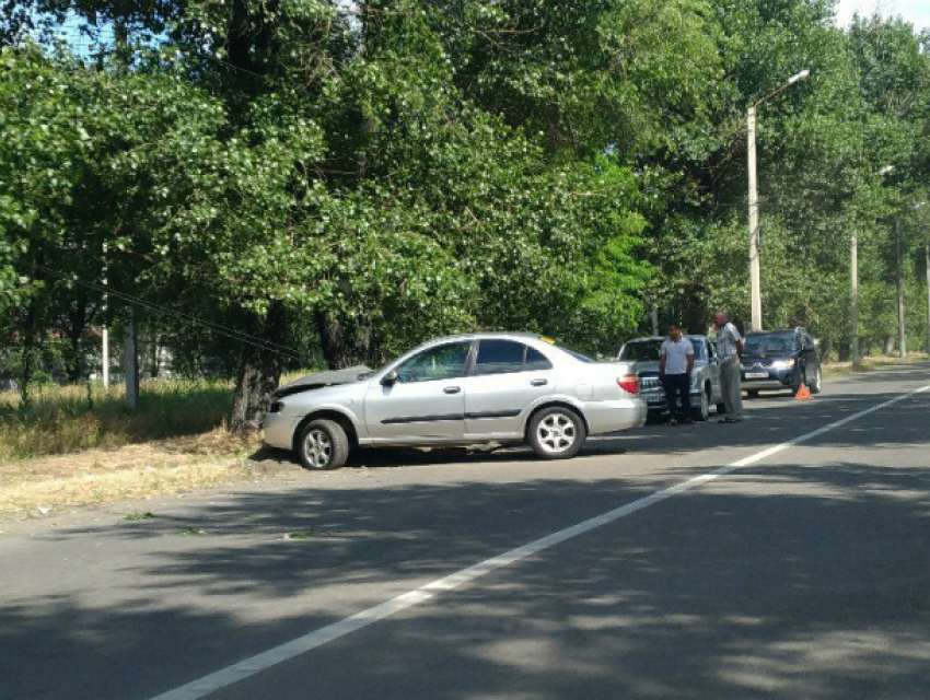 Лихач на Mitsubishi Carisma снес опору ЛЭП в Новочеркасске