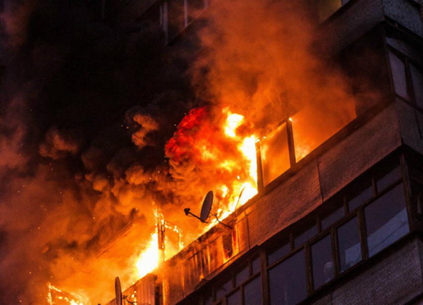 Загоревшийся домашний скарб, едва не погубил в огне четырехэтажный дом в Новочеркасске