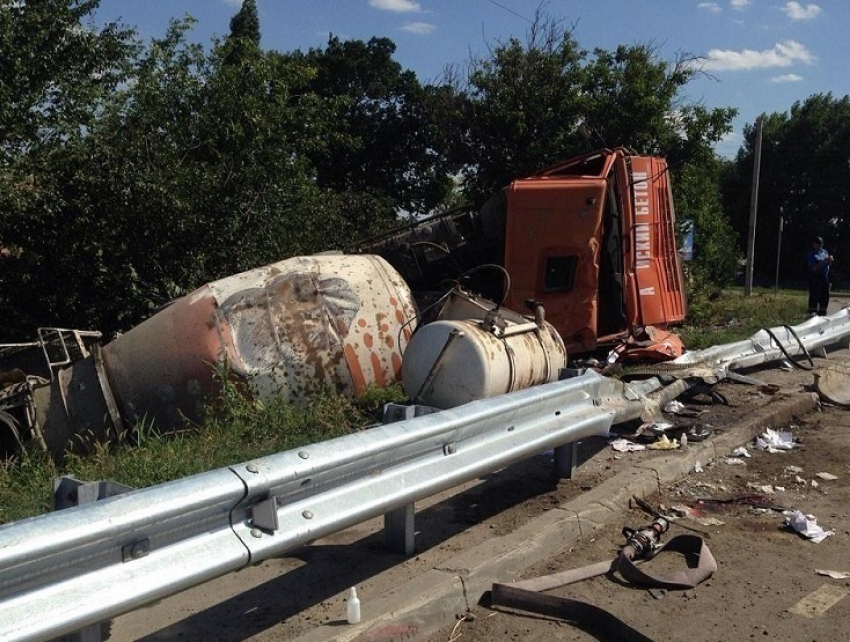 На трассе Аксай - Новочеркасск КАМАЗ на скорости «улетел» в кювет