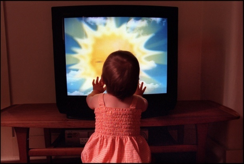 В Новочеркасске двухлетнюю девочку придавило старым телевизором