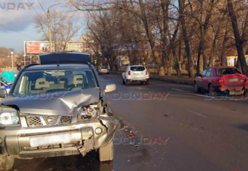 Внедорожник «взял на абордаж» легковушку на перекрестке в Новочеркасске