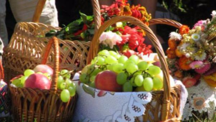 В храмах Донской митрополии освятили яблоки нового урожая