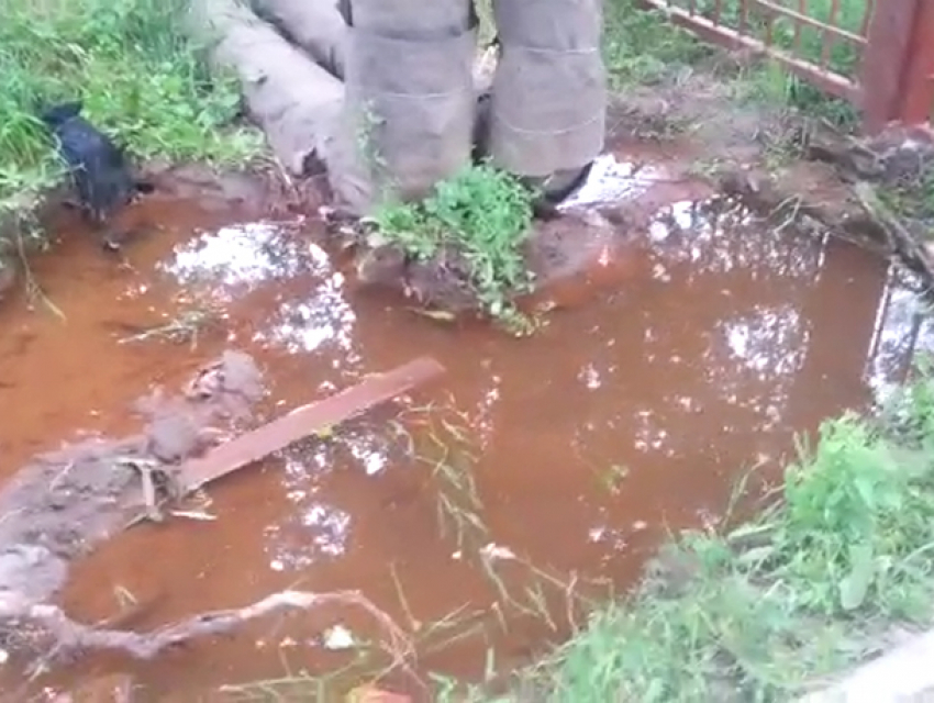 Превратившуюся в озеро яму в Новочеркасске сняли на видео возмущенные горожане