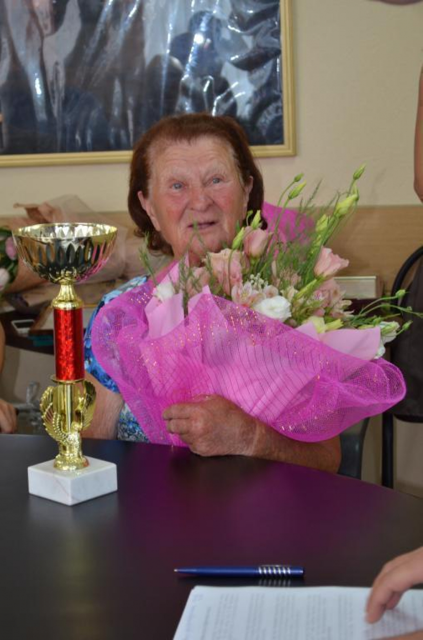 89-летняя пенсионерка из Новочеркасска, сдавшая ГТО, получила памятный кубок