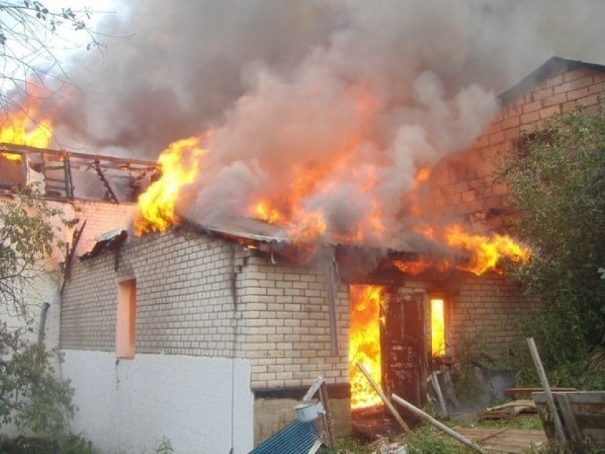 Житель Новочеркасска получил ожог ноги при пожаре в частном доме