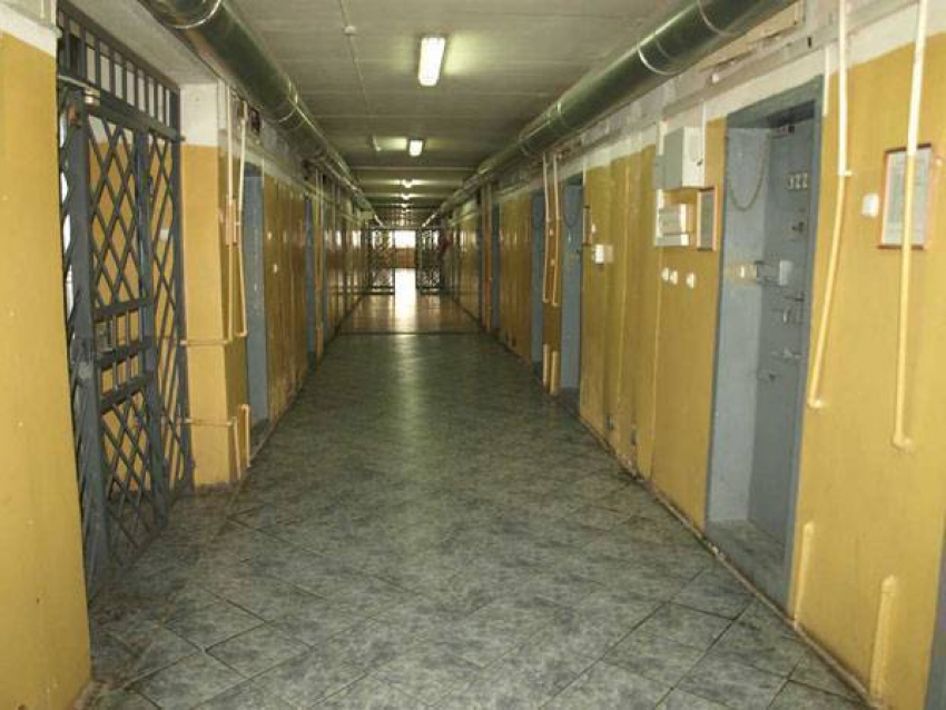 Сотрудник новочеркасского СИЗО пытался пронести заключенным наркотики