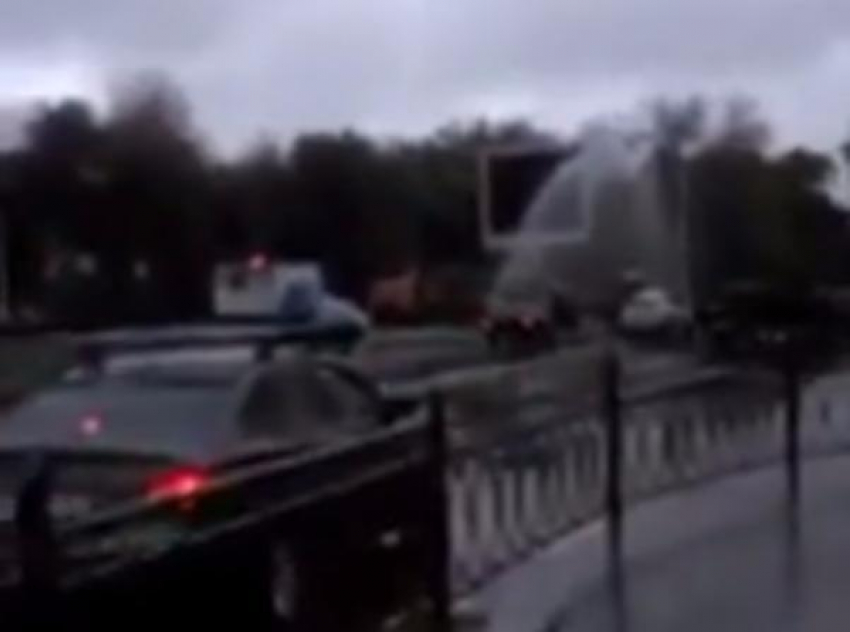 Жители Новочеркасска возмущены видео бушующего коммунального «фонтана» в центре города